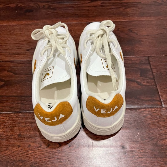 NWOT Veja Urca CWL sneakers in white camel sz 37 - Picture 4 of 7
